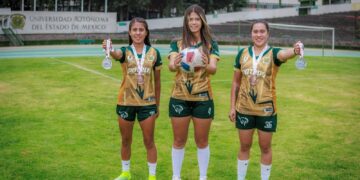 Flor Lorena, Anet Sofía y Edna Selene, representantes del equipo femenil de fútbol de la Universidad Autónoma del Estado de México (UAEMéx), refieren que la práctica deportiva les cambió su vida.