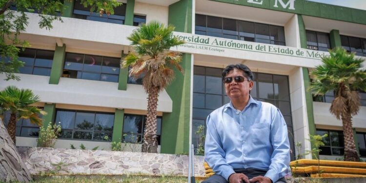 José Juan estudió la Licenciatura en Derecho en el Centro Universitario Ecatepec de la Universidad Autónoma del Estado de México.