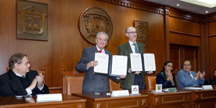 El rector de la UAEMéx, Carlos Eduardo Barrera Díaz, recalcó que el Sistema Mexiquense de Medios Públicos transmite el programa “Enjambre Universitario”