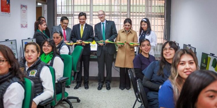 El rector de la UAEMéx, Carlos Eduardo Barrera Díaz, encabezó la lectura del segundo informe anual de actividades del director de la Facultad de Odontología, Ulises Velázquez Enríquez.
