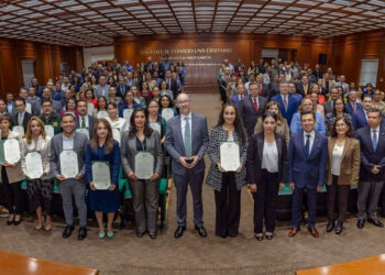 El rector de la UAEMéx, Carlos Eduardo Barrera Díaz, encabezó la ceremonia de Entrega de Nombramientos de Definitividad a su comunidad docente.