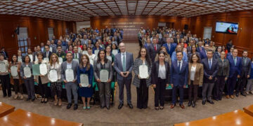 El rector de la UAEMéx, Carlos Eduardo Barrera Díaz, encabezó la ceremonia de Entrega de Nombramientos de Definitividad a su comunidad docente.