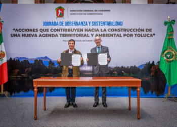 El rector de la UAEMéx, Carlos Eduardo Barrera Díaz, y el presidente municipal de la capital mexiquense, Juan Maccise Naime, firmaron la Declaratoria “Construcción de una Agenda Territorial y Ambiental por Toluca”.