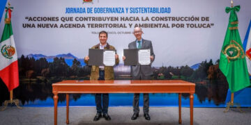 El rector de la UAEMéx, Carlos Eduardo Barrera Díaz, y el presidente municipal de la capital mexiquense, Juan Maccise Naime, firmaron la Declaratoria “Construcción de una Agenda Territorial y Ambiental por Toluca”.