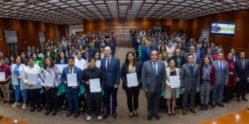 El rector de la UAEMéx, Carlos Eduardo Barrera Díaz, entregó 24 referencias simbólicas al estudiantado auriverde, de un total de 15 mil 148, acción que refuerza el compromiso de la Administración Universitaria 2021-2025 con la educación de calidad.