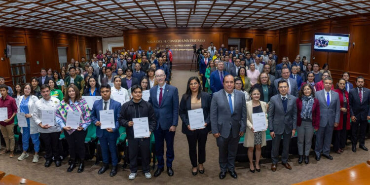 El rector de la UAEMéx, Carlos Eduardo Barrera Díaz, entregó 24 referencias simbólicas al estudiantado auriverde, de un total de 15 mil 148, acción que refuerza el compromiso de la Administración Universitaria 2021-2025 con la educación de calidad.
