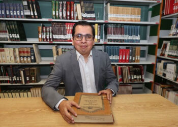 Luis Fernando Vivero Domínguez, docente de la Facultad de Humanidades de la Universidad Autónoma del Estado de México (UAEMéx), ganó el Premio Nacional Francisco Javier Clavijero en Historia y Etnohistoria del Instituto Nacional de Antropología e Historia (INAH) en su edición 2024.