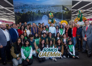 Carlos Eduardo Barrera Díaz y la secretaria de Cultura y Turismo del gobierno estatal, Nelly Minerva Carrasco, inauguraron la FILEM 2024.