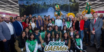 Carlos Eduardo Barrera Díaz y la secretaria de Cultura y Turismo del gobierno estatal, Nelly Minerva Carrasco, inauguraron la FILEM 2024.
