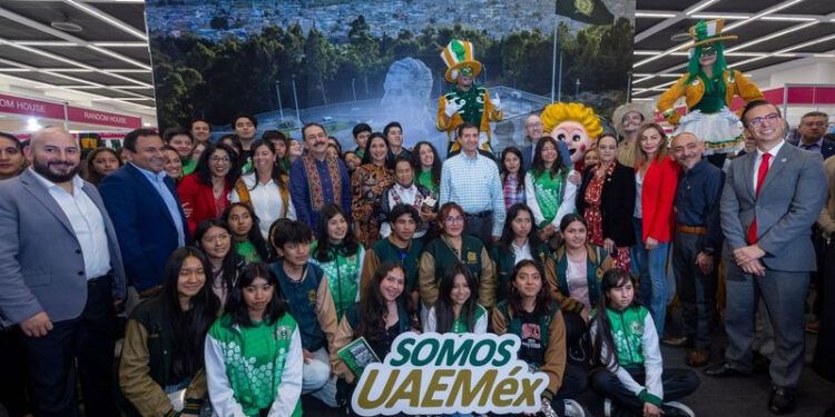 Carlos Eduardo Barrera Díaz y la secretaria de Cultura y Turismo del gobierno estatal, Nelly Minerva Carrasco, inauguraron la FILEM 2024.