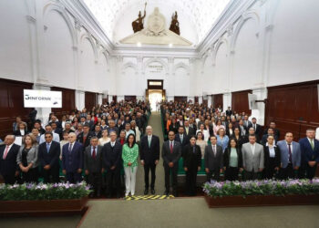 El rector de la UAEMéx, Carlos Eduardo Barrera Díaz, encabezó la lectura del tercer informe anual de actividades del secretario general del SUTESUAEM, Pedro Rodríguez Magallanes.