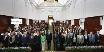 El rector de la UAEMéx, Carlos Eduardo Barrera Díaz, encabezó la lectura del tercer informe anual de actividades del secretario general del SUTESUAEM, Pedro Rodríguez Magallanes.