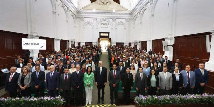 El rector de la UAEMéx, Carlos Eduardo Barrera Díaz, encabezó la lectura del tercer informe anual de actividades del secretario general del SUTESUAEM, Pedro Rodríguez Magallanes.