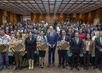 ?? En la 5ª Entrega de computadoras portátiles, la UAEMéx reconoció el esfuerzo de sus docentes, otorgando 32 nuevas laptops para fortalecer la educación de calidad. ?
