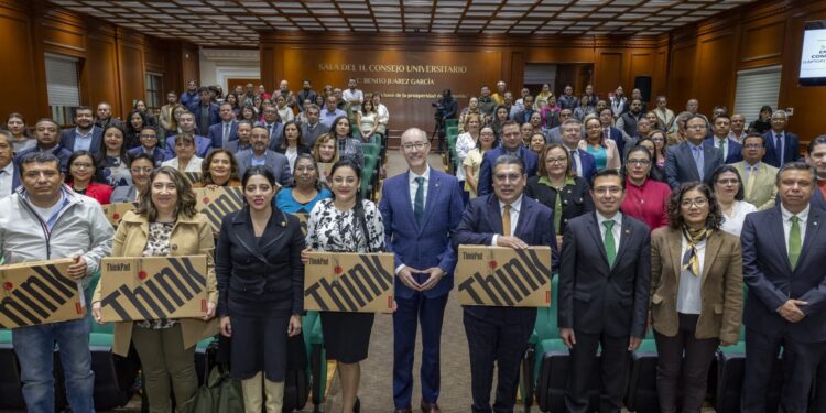 ?? En la 5ª Entrega de computadoras portátiles, la UAEMéx reconoció el esfuerzo de sus docentes, otorgando 32 nuevas laptops para fortalecer la educación de calidad. ?