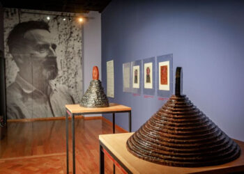 Vicente Rojo, nacido en Barcelona en 1932, llegó a México en 1949 debido al exilio durante la Guerra Civil Española. Aquí, se consolidó como pionero del diseño gráfico y uno de los artistas más influyentes del abstraccionismo en México.