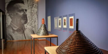 Vicente Rojo, nacido en Barcelona en 1932, llegó a México en 1949 debido al exilio durante la Guerra Civil Española. Aquí, se consolidó como pionero del diseño gráfico y uno de los artistas más influyentes del abstraccionismo en México.