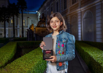 Carla Zareth es reconocida por su activismo en favor de los derechos de la niñez y juventudes para concientizar sobre la importancia de proteger a grupos vulnerables y crear un mundo justo para todas y todos.