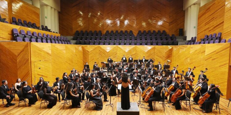 En la Sala de Conciertos “Felipe Villanueva” de la capital mexiquense, la agrupación musical ofreció un concierto de gala conmemorativo.