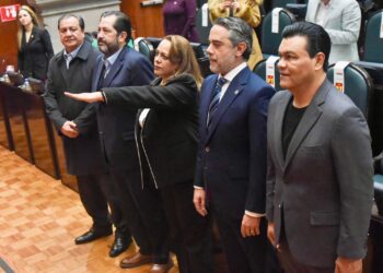 La nueva contralora de la máxima casa de estudios del Estado de México cuenta con una destacada formación académica, incluyendo una licenciatura en Derecho y una maestría en Políticas Anticorrupción.