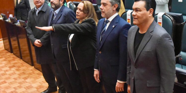 La nueva contralora de la máxima casa de estudios del Estado de México cuenta con una destacada formación académica, incluyendo una licenciatura en Derecho y una maestría en Políticas Anticorrupción.