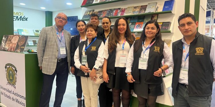 La Universidad Autónoma del Estado de México (UAEMéx) participa en la Feria Internacional del Libro de Guadalajara 2024, destacando su producción editorial con 180 títulos, de los cuales un tercio son novedades de 2024. La UAEMéx ha sido reconocida como la mejor universidad pública estatal del país por su calidad en educación, investigación y difusión del conocimiento.
