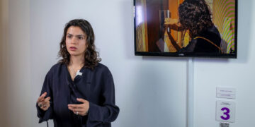 Verónica Plata Reyeros de la Licenciatura en Artes Plásticas ganó el tercer lugar, en la categoría de Estudiantes de Nivel Superior, de la décima edición de la Bienal Internacional de Arte Visual Universitario.