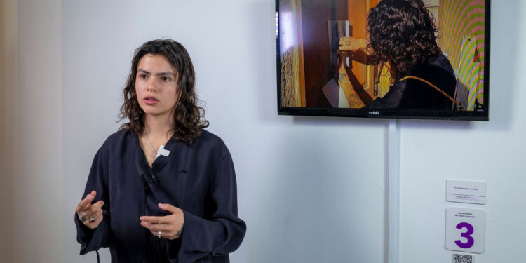 Verónica Plata Reyeros de la Licenciatura en Artes Plásticas ganó el tercer lugar, en la categoría de Estudiantes de Nivel Superior, de la décima edición de la Bienal Internacional de Arte Visual Universitario.