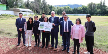 En el Plantel “Dr. Pablo González Casanova” de la Escuela Preparatoria, ubicado en el municipio de Tenancingo, entregó una barda perimetral de 100 metros y una salida de emergencia.