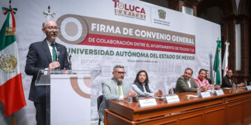 El rector de la UAEMéx, Carlos Eduardo Barrera Díaz, reafirmó el compromiso con el fortalecimiento del desempeño de cada estudiante en la aplicación de los conocimientos adquiridos en el aula y su enfrentamiento a la realidad del campo laboral.