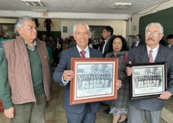 se entregaron reconocimientos a integrantes de la primera generación, ex directores, alumnos, personal académico y trabajadores administrativos por 25 y 30 años de servicio.