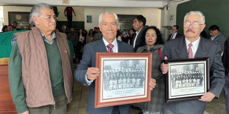 se entregaron reconocimientos a integrantes de la primera generación, ex directores, alumnos, personal académico y trabajadores administrativos por 25 y 30 años de servicio.