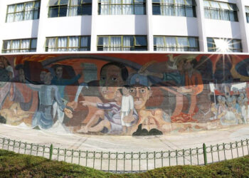 Jóvenes universitarios preservan la historia del muralismo en México.