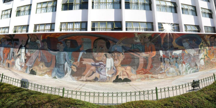 Jóvenes universitarios preservan la historia del muralismo en México.