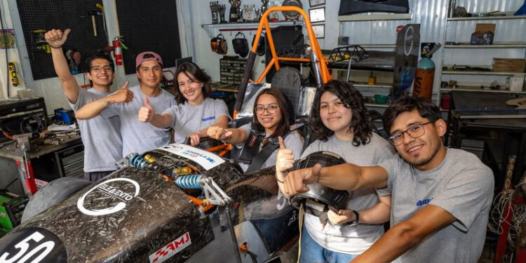 El equipo multidisciplinario diseñó y construyó un vehículo que obtuvo el primer lugar en las categorías costos, inspección técnica y general en la edición de Fórmula SAE México 2024.
