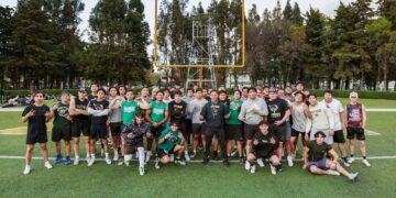 • Explora la historia de Carlos Galván, coach de la UAEMéx, y su legado de 30 años en el fútbol americano de Potros Salvajes.