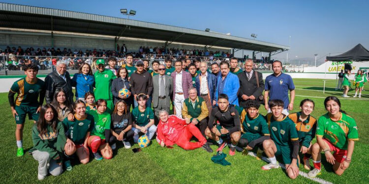 El ex futbolista del Club Deportivo Toluca, Víctor Ruíz del Valle, firmó cuatro balones de fútbol para la comunidad estudiantil.