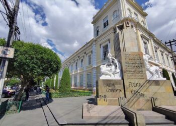 El documento es un exhorto dirigido al Consejo Universitario de la Universidad Autónoma del Estado de México, firmado por cinco aspirantes a la rectoría para el periodo 2025-2029. En él expresan su preocupación por irregularidades en el proceso electoral, denunciado como injusto, opaco y carente de equidad. Apoyan las manifestaciones estudiantiles y critican la falta de respuesta institucional ante señalamientos formales sobre violaciones a la normatividad universitaria por parte de una aspirante.