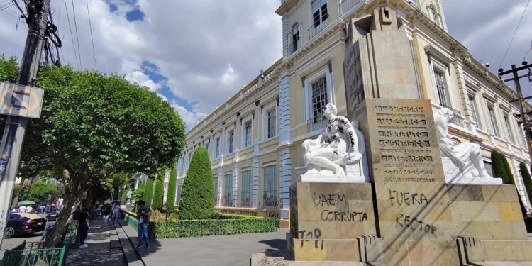 El documento es un exhorto dirigido al Consejo Universitario de la Universidad Autónoma del Estado de México, firmado por cinco aspirantes a la rectoría para el periodo 2025-2029. En él expresan su preocupación por irregularidades en el proceso electoral, denunciado como injusto, opaco y carente de equidad. Apoyan las manifestaciones estudiantiles y critican la falta de respuesta institucional ante señalamientos formales sobre violaciones a la normatividad universitaria por parte de una aspirante.