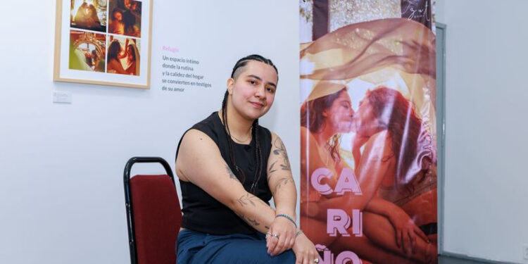 Zut Gómez, fotógrafa y egresada de la UAEMéx, expuso “Cariño”, una serie fotográfica que habla de la fuerza y el amor que permite a las mujeres lesbianas existir y resistir ante los estereotipos