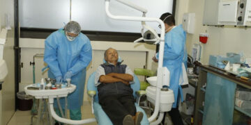 La gerontología es la ciencia que estudia la vejez y las condiciones biológicas, psicológicas y sociales de las personas mayores, enfocándose en la valoración preventiva y el acompañamiento integral para enfrentar el envejecimiento de forma saludable.