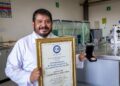 El investigador de la UAEMéx, Leobardo Gómez Oliván, gana el Premio Nacional de Ciencias Farmacéuticas 2025, destacando por su trayectoria en ecotoxicología y salud ambiental.