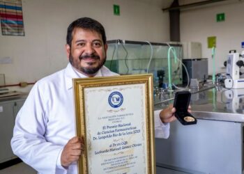El investigador de la UAEMéx, Leobardo Gómez Oliván, gana el Premio Nacional de Ciencias Farmacéuticas 2025, destacando por su trayectoria en ecotoxicología y salud ambiental.
