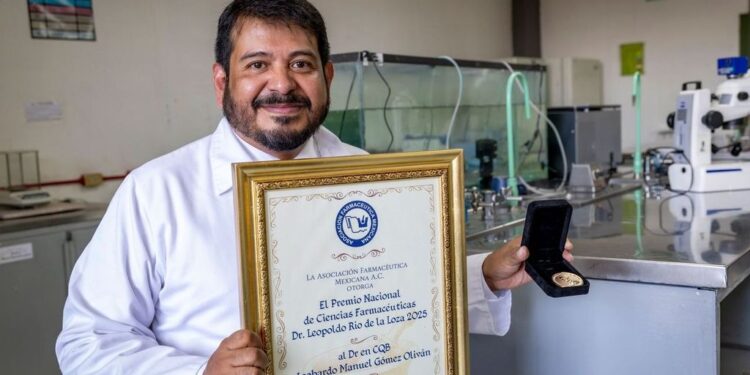 El investigador de la UAEMéx, Leobardo Gómez Oliván, gana el Premio Nacional de Ciencias Farmacéuticas 2025, destacando por su trayectoria en ecotoxicología y salud ambiental.