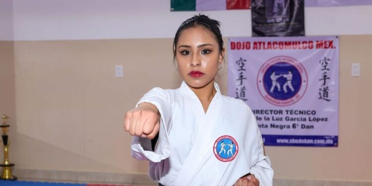 La estudiante de Derecho en la UAEMéx combina con pasión sus estudios, el canto y el karate do, disciplina que la llevará a representar a México en la justa deportiva que se realizará en Natal, Brasil.