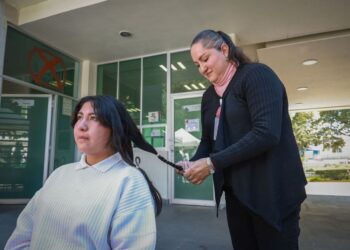 Esta iniciativa, realizada en colaboración con el Sistema para el Desarrollo Integral de la Familia del Estado de México, busca fomentar la donación de cabello como un acto de solidaridad hacia las personas que enfrentan el cáncer en la entidad.