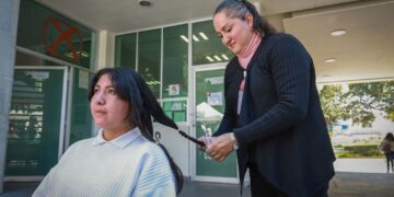 Esta iniciativa, realizada en colaboración con el Sistema para el Desarrollo Integral de la Familia del Estado de México, busca fomentar la donación de cabello como un acto de solidaridad hacia las personas que enfrentan el cáncer en la entidad.