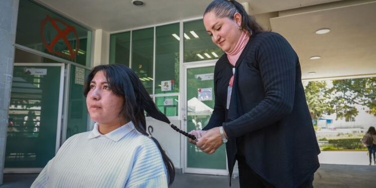 Esta iniciativa, realizada en colaboración con el Sistema para el Desarrollo Integral de la Familia del Estado de México, busca fomentar la donación de cabello como un acto de solidaridad hacia las personas que enfrentan el cáncer en la entidad.