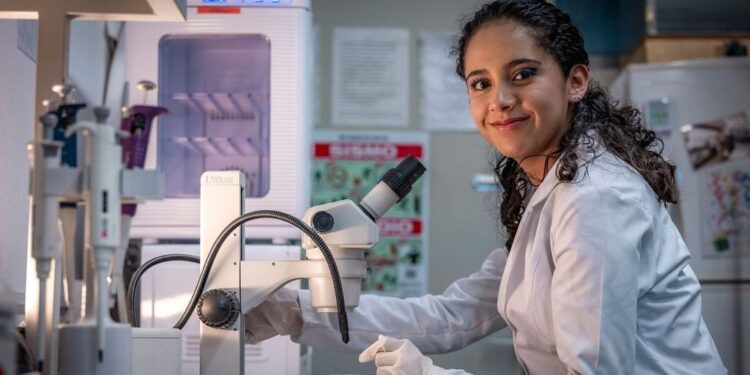 Carolina investiga gen clave para regenerar la médula espinal… ¡y ya ganó el primer lugar estatal!