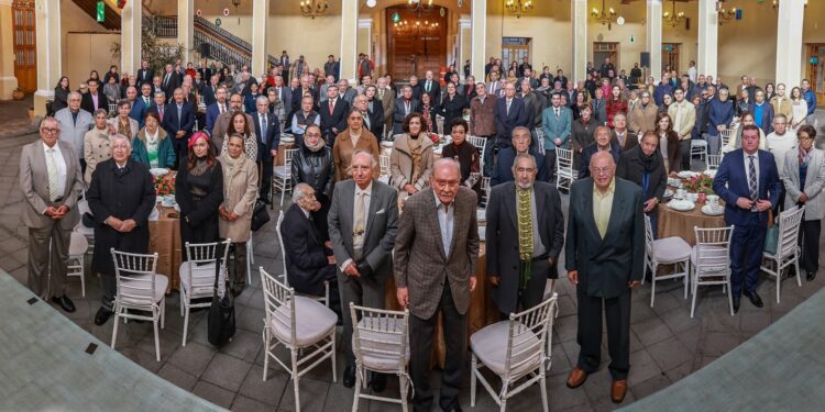 Como parte de este acto, se entregaron reconocimientos a integrantes de la Fraternidad Institutense.